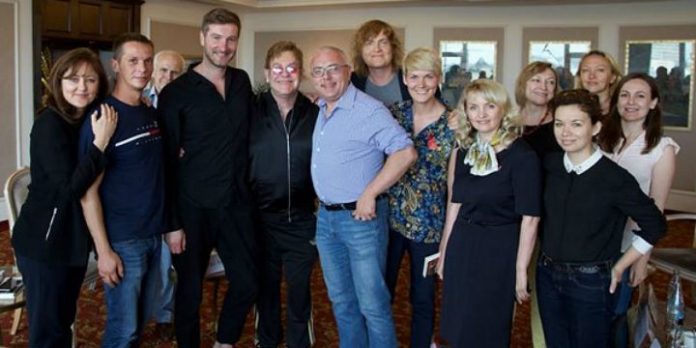 Elton John mit Aktivisten