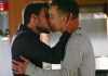 Connor und Oliver küssen sich