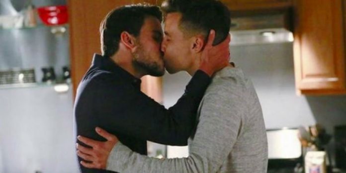 Connor und Oliver küssen sich