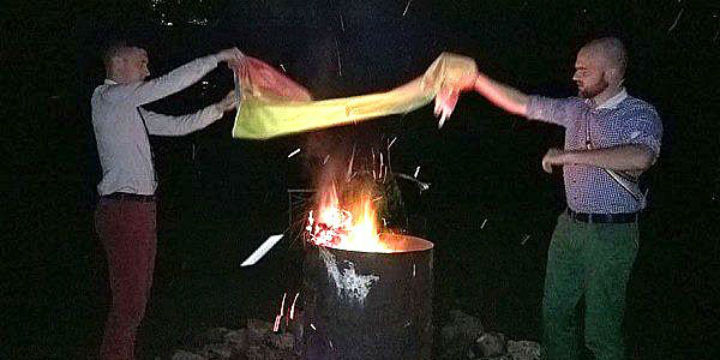 Regenbogenflagge wird verbrannt