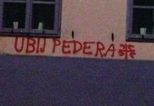 Grafitti auf der "Türkis Rosa Lila Villa"
