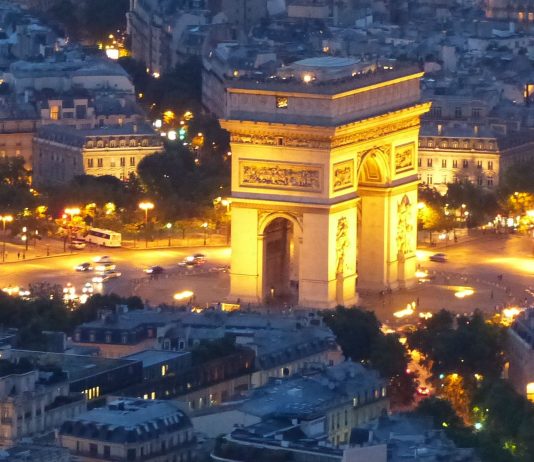 Paris: Triumphbogen bei Nacht