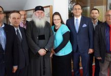 Kim Davis mit religiösen Aktivisten in Rumänien