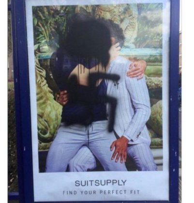 Beschädigte Plakate von "SuitSupply"