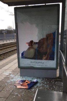 Beschädigte Plakate von "SuitSupply"