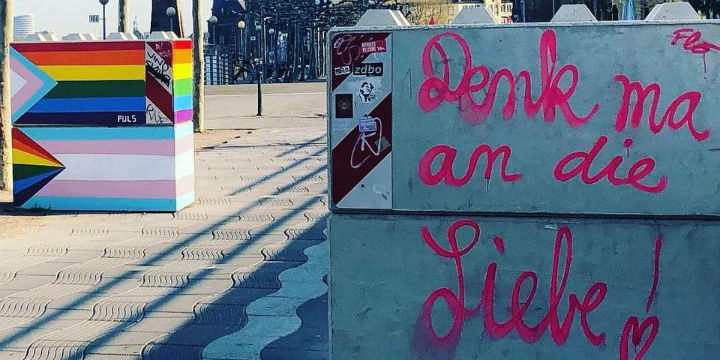 Bemalte Anti-Terror-Poller in Düsseldorf