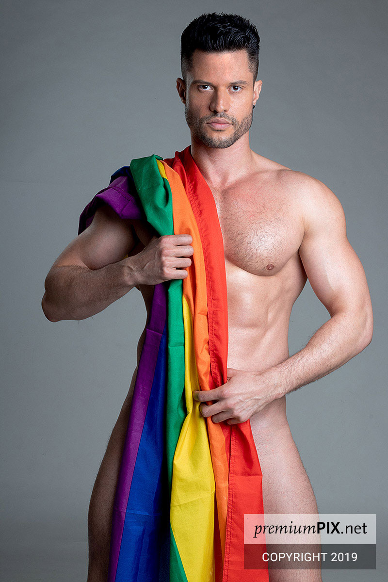 Mikey mit Regenbogenflagge