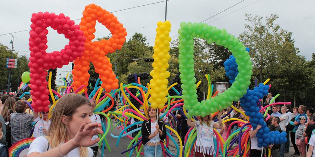 Gruppe auf der Regenbogenparade 2017