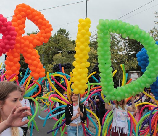 Gruppe auf der Regenbogenparade 2017
