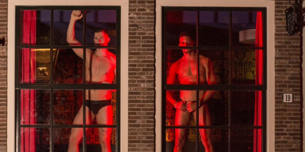 Amsterdam: Männer in den Roten Fenstern