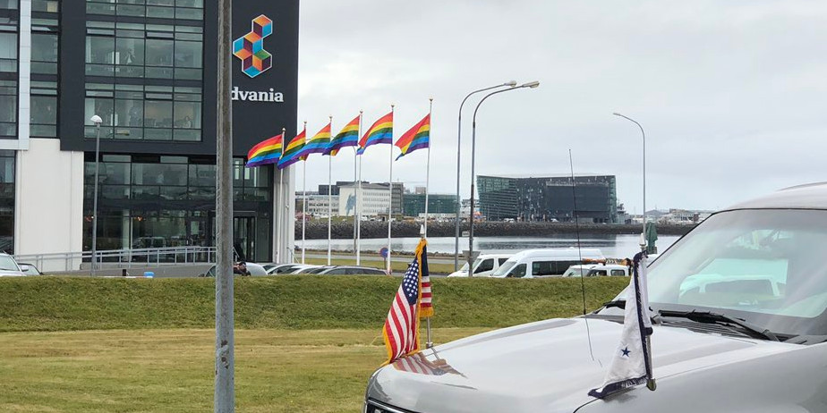 Island mit Regenbogenflaggen