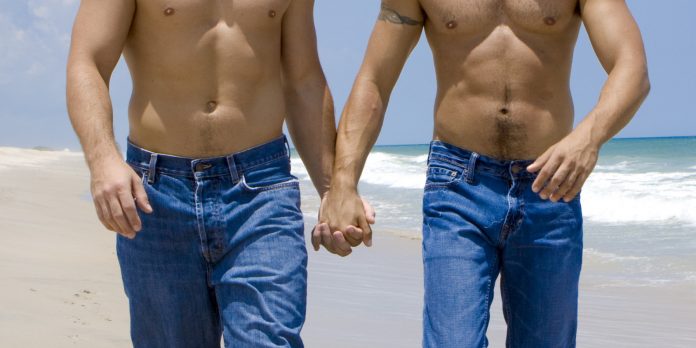Sujetbild: Schwules Paar, händchenhaltend am Strand
