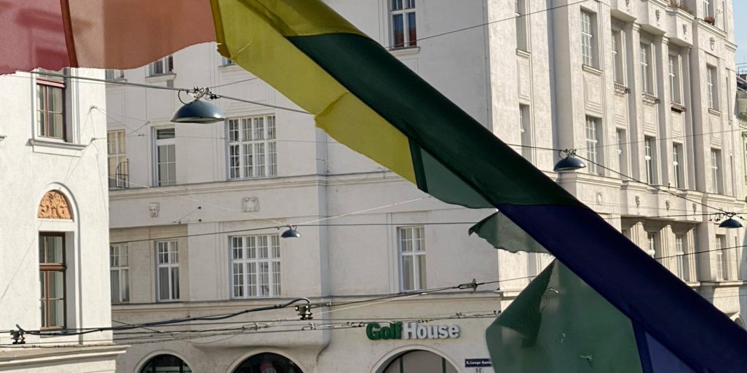 Regenbogenflagge am Volkskundemuseum Wien