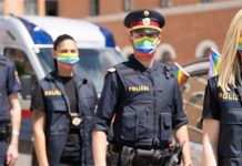 Polizisten mit Regenbogenmasken