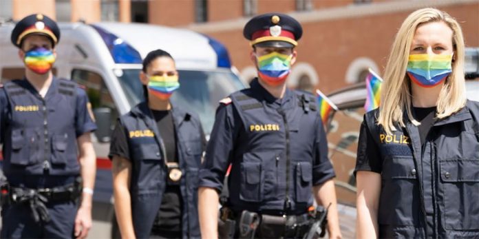 Polizisten mit Regenbogenmasken