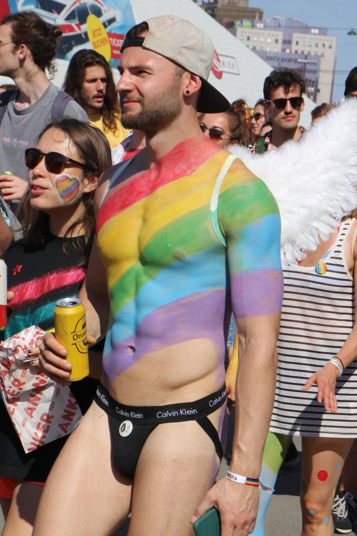 Pride Guy auf der Regenbogenparade
