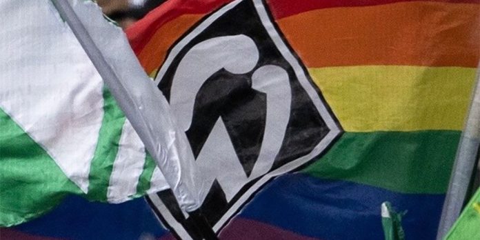 Sujetbild - Werder Bremen mit Regenbogenflagge