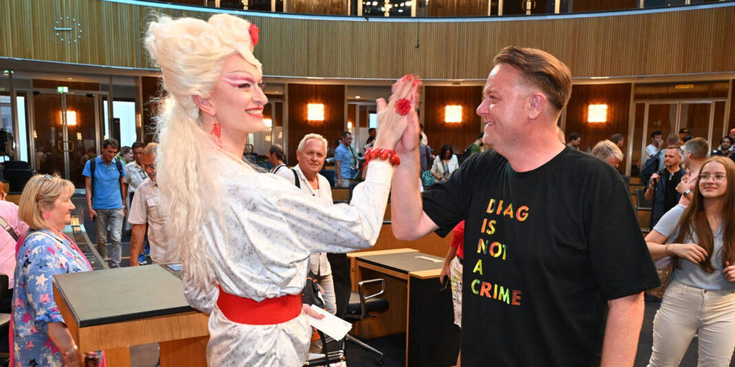 Candy Licious und Mario Lindner: Erste Drag-Führung im Parlament