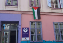 Türkis Rosa Lila Villa mit Palästinenser-Flagge