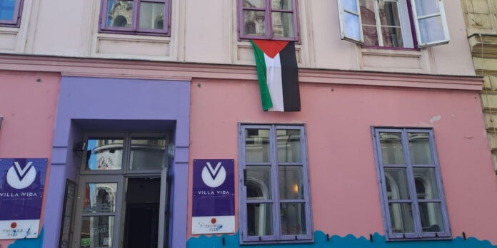 Türkis Rosa Lila Villa mit Palästinenser-Flagge