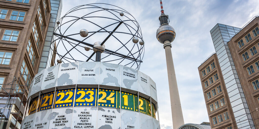 Weltzeituhr am Alexanderplatz in Berlin