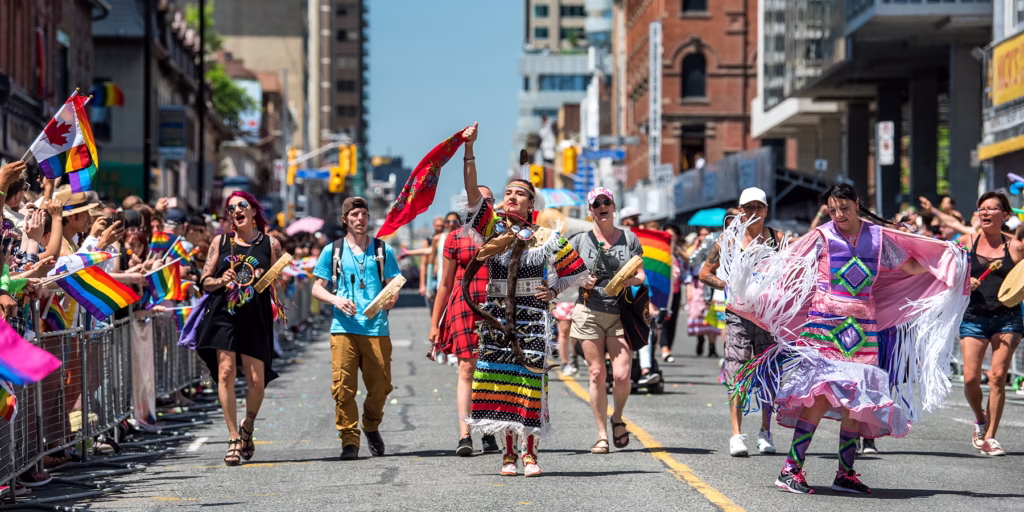 Indigene Teilnehmer:innen an der Toronto Pride